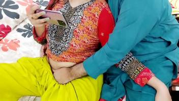 PAKISTANI REAL HUSBAND WIFE WATCHING DESI PORN ON MOBILE THAN HAVE ANAL SEX WITH CLEAR HOT HINDI AUDIO